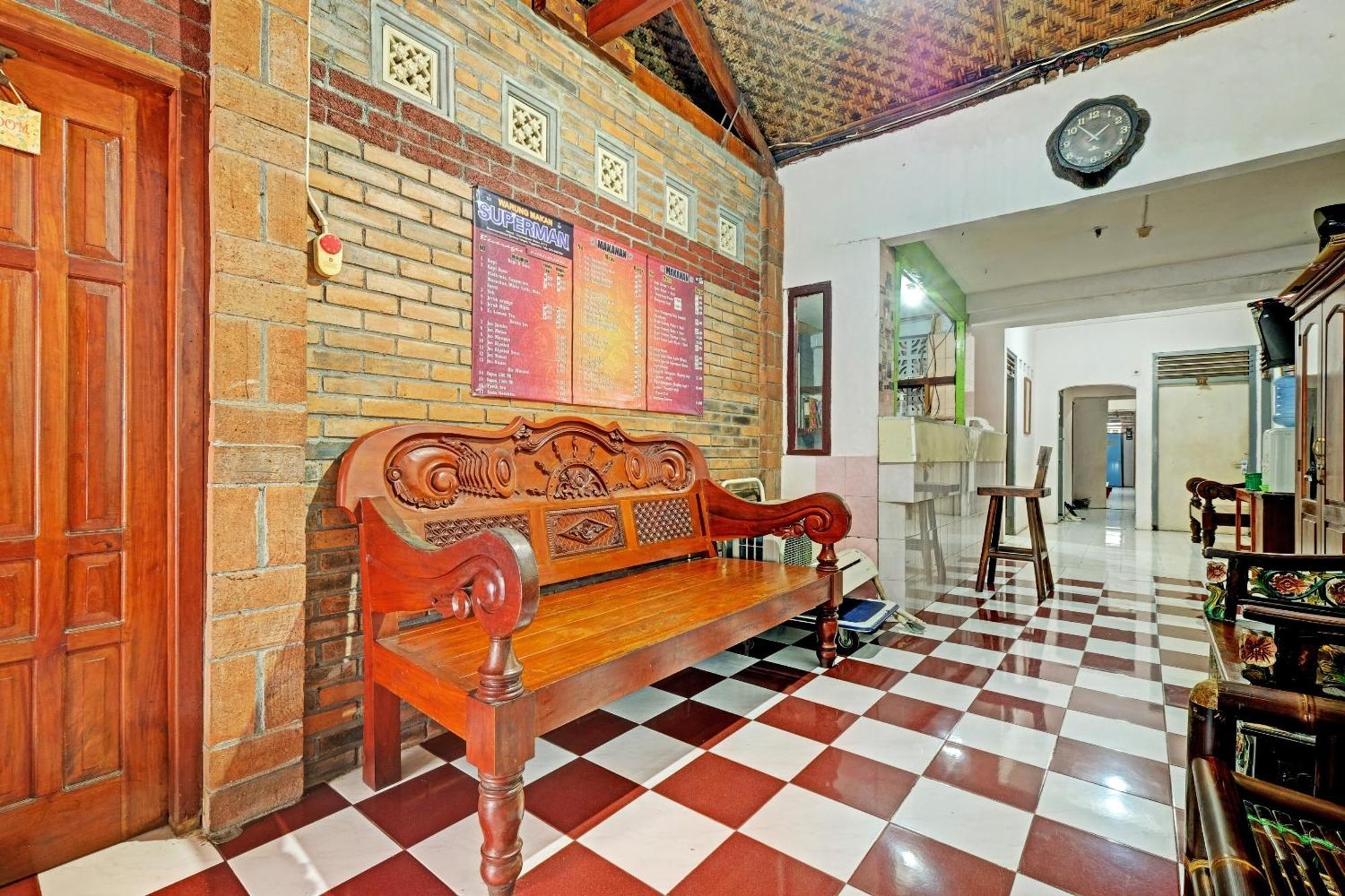 Spot On 91915 Homestay Superman ジョグジャカルタ エクステリア 写真