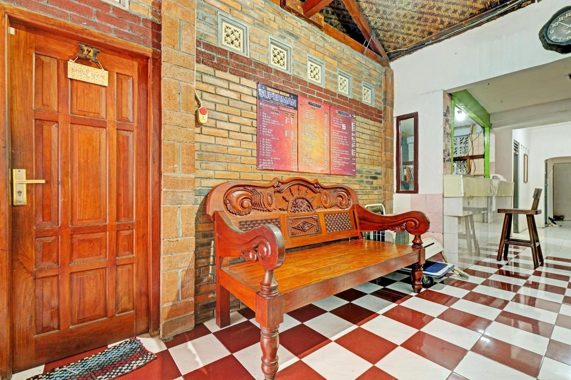 Spot On 91915 Homestay Superman ジョグジャカルタ エクステリア 写真