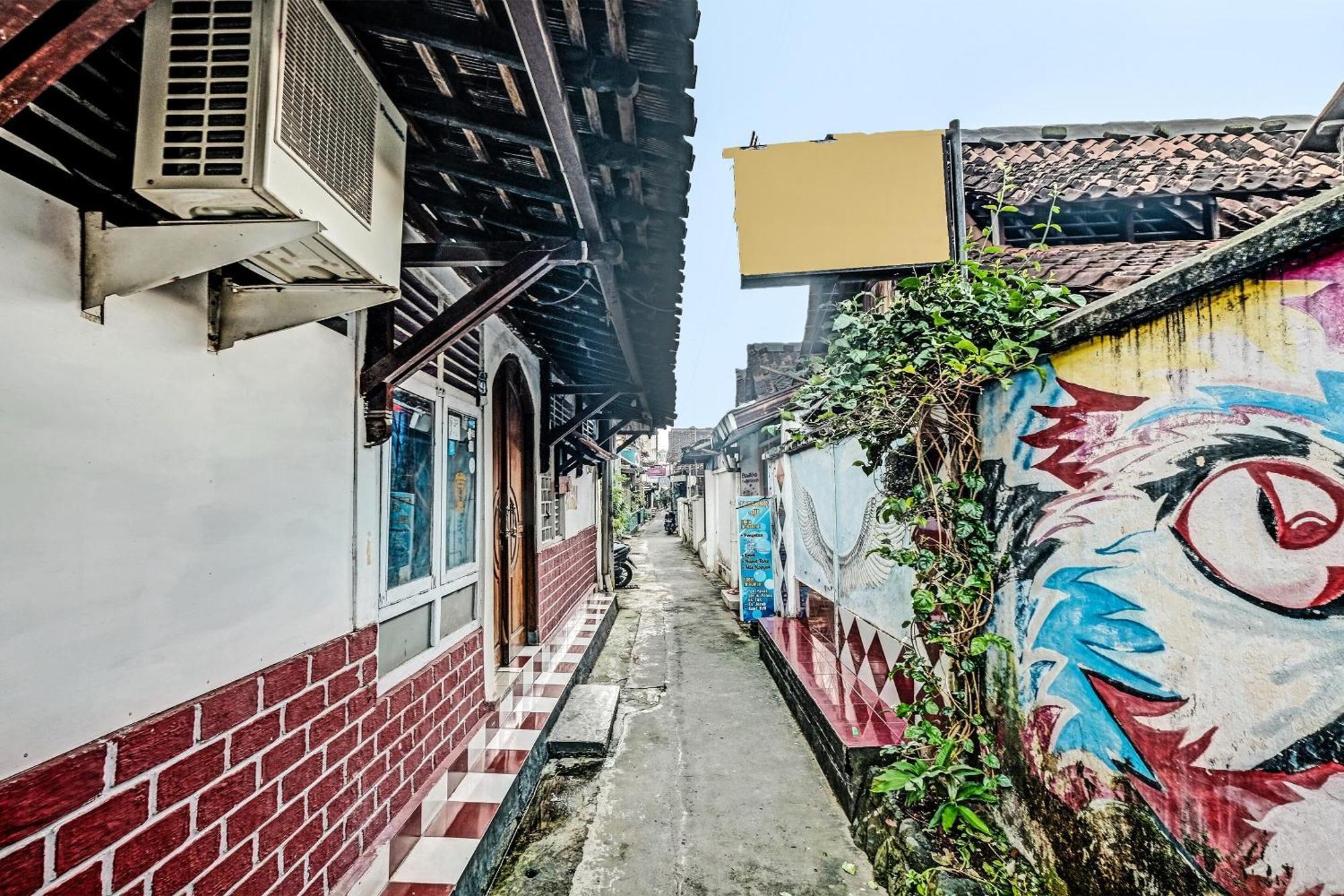 Spot On 91915 Homestay Superman ジョグジャカルタ エクステリア 写真
